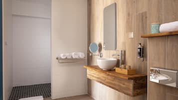Superior Double Room | Bathroom | Shower, free toiletries, hair dryer, towels