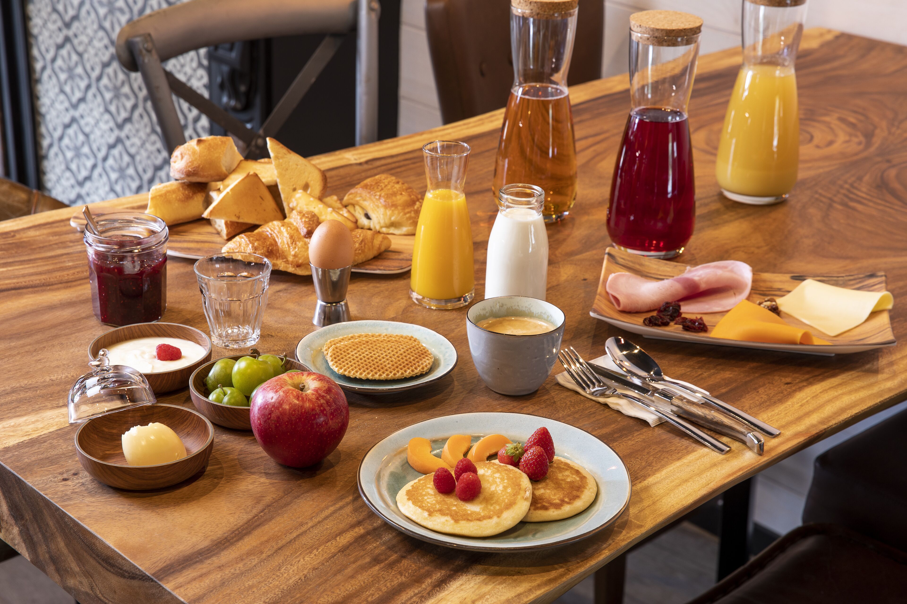 daily continental breakfast (eur 12 per person)