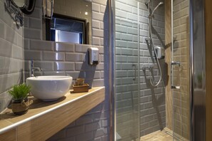 Quarto casal standard | Banheiro | Chuveiro, produtos de toalete grátis, secador de cabelo 