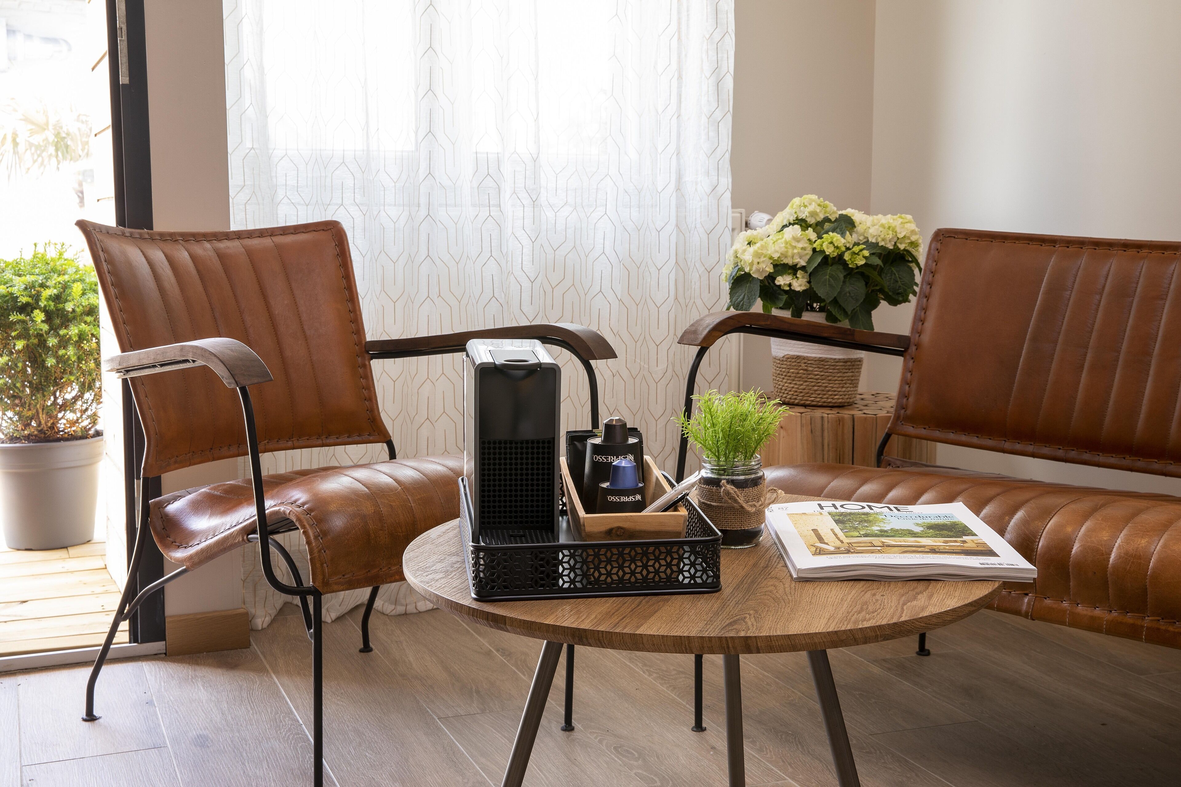 Habitación doble superior | Área de sala de estar | Smart TV de 80 cm con canales vía satélite y televisión 