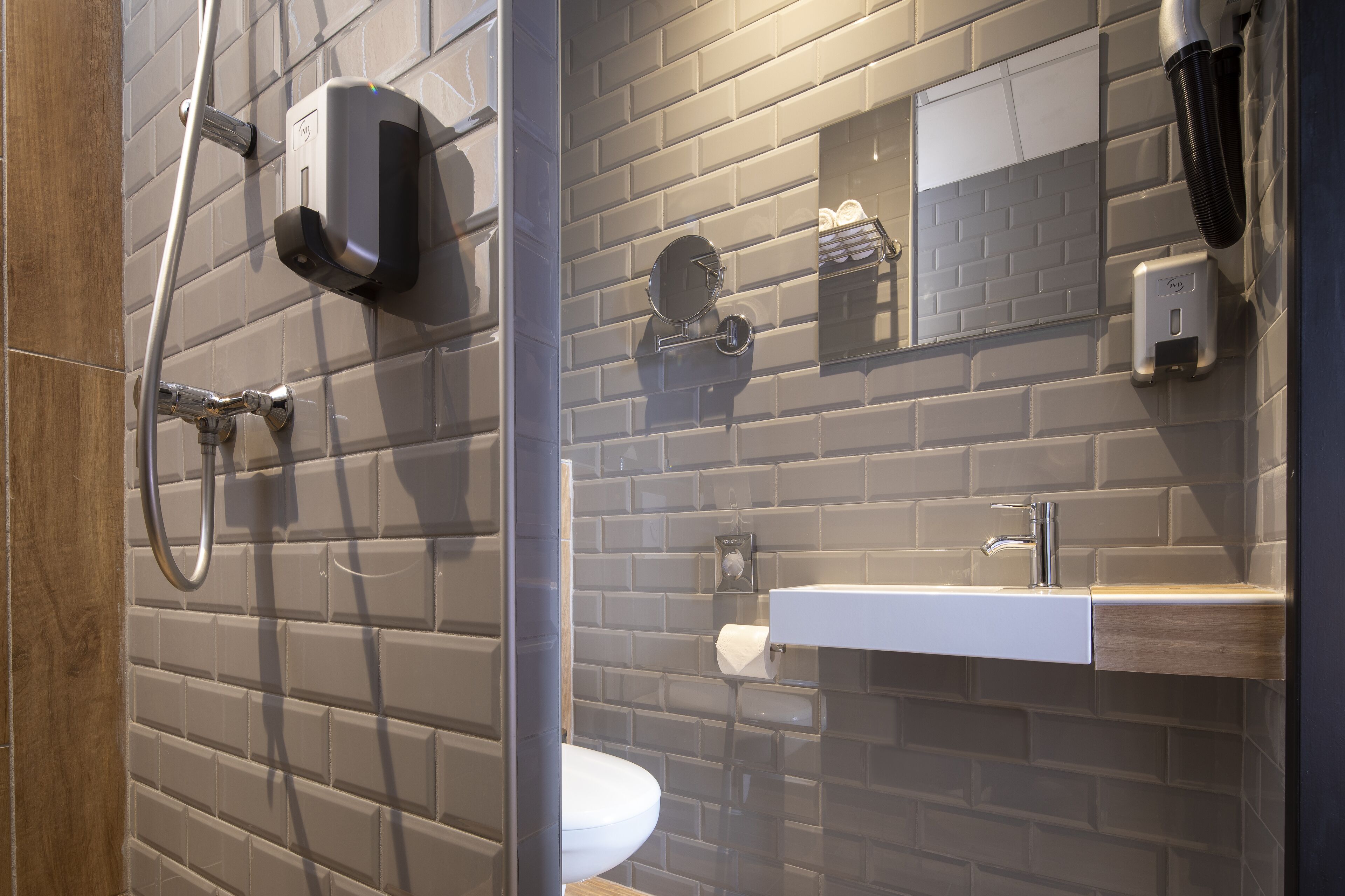 double room | bathroom | shower, free toiletries, hair dryer, towels