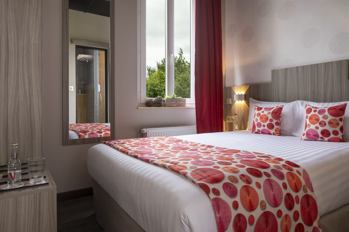 Egyptian cotton sheets, premium bedding, memory-foam beds, in-room safe