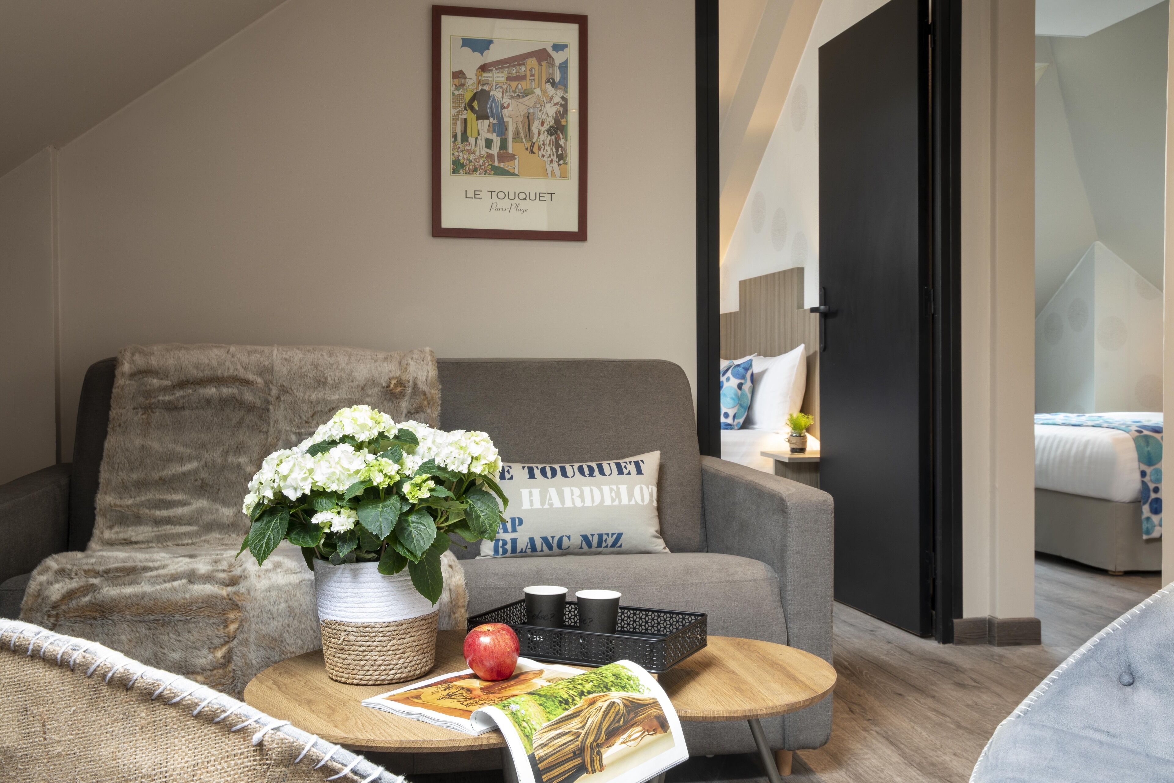 suite (mansardée) | living area | 80-cm smart tv with satellite channels, tv