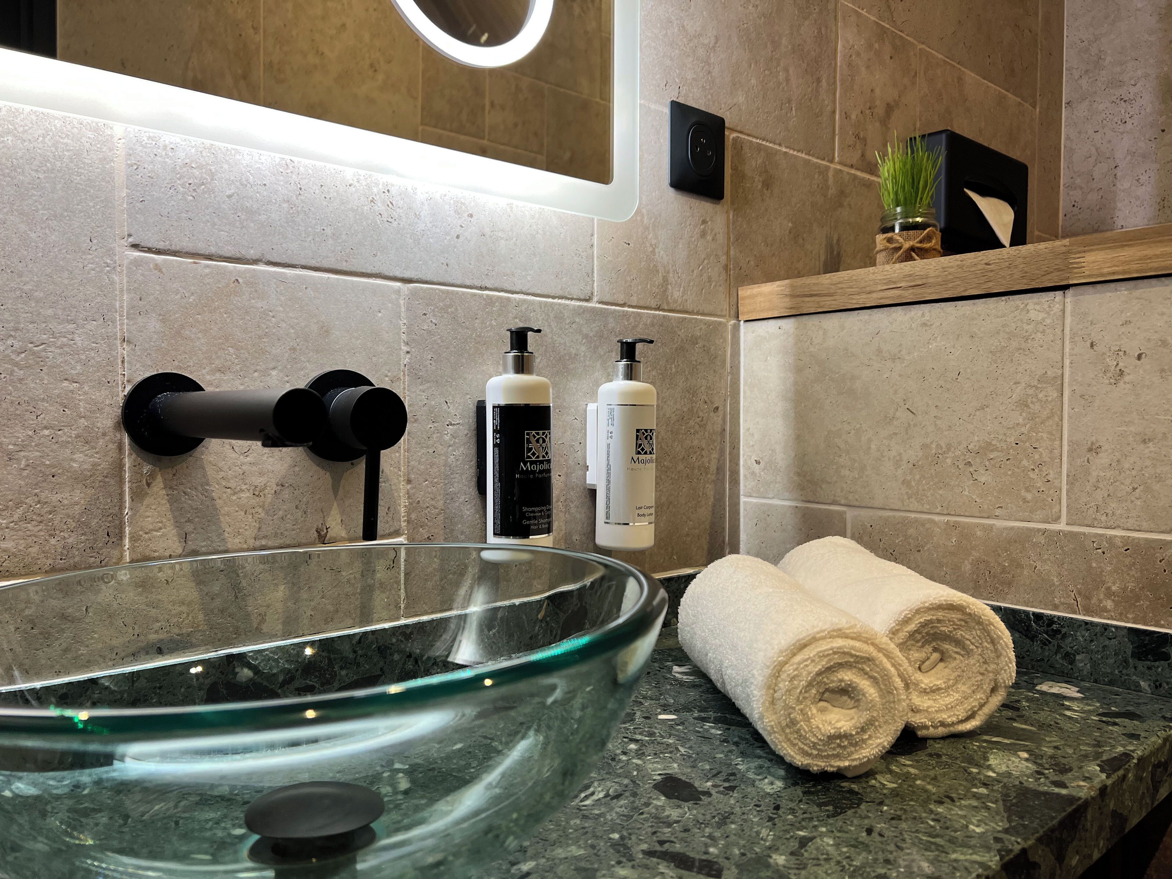 deluxe double room | bathroom sink