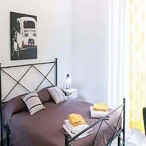 2 Schlafzimmer, Schreibtisch, Bügeleisen/Bügelbrett, Reisekinderbett
