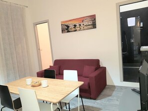 TV connectée, livres, chaîne hi-fi