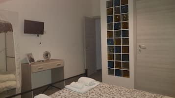 2 chambres, bureau, fer et planche Ă repasser, lit parapluie