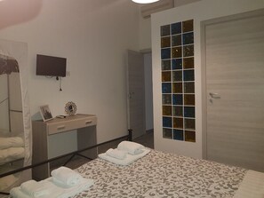 2 chambres, bureau, fer et planche à repasser, lit parapluie