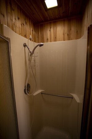 Een douche, een haardroger, handdoeken, zeep