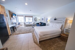 Studio Deluxe, 1 lit double et 1 canapé-lit, foyer, vue sur le lac (Edgewater 1436) | Aire de séjour | Téléviseur à écran plat, foyer