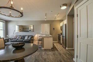 Lägenhet Design - 1 sovrum - utsikt mot resort - innergård (Black Bear 8054) | Vardagsrum | Platt-tv, eldstad och dvd-spelare