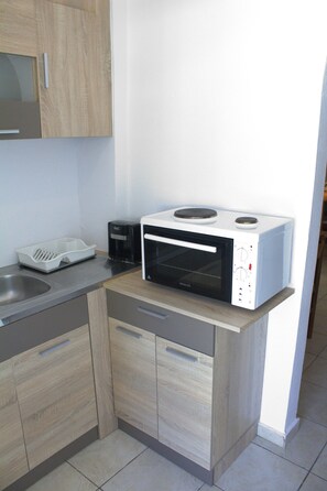 Fridge, microwave, oven, coffee/tea maker