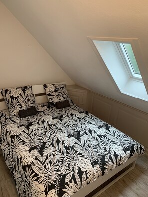 3 bedrooms, travel cot, WiFi, bed sheets