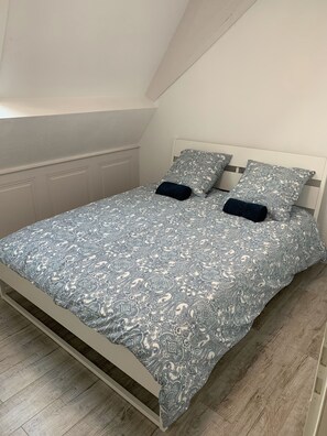 3 bedrooms, travel crib, WiFi, bed sheets