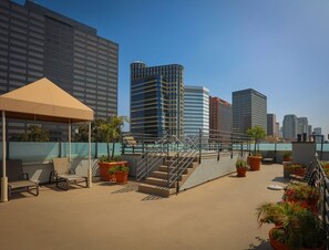 Outdoor spa tub - Westwood LA Executive Rentals (Los Angeles)