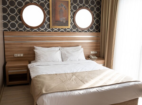 Standardrum | Minibar, värdeförvaringsskåp på rummet, skrivbord och ljudisolering