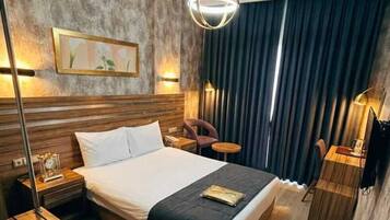 Kamar Standar | Minibar, brankas, meja kerja, dan kedap suara