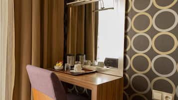 Minibar, caja de seguridad en la habitación y escritorio