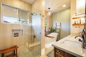 Shower, hair dryer, towels, shampoo - Casa Natura - Exquisite 3 Bedroom Ocean View Home (Santa Cruz)