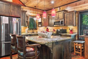 Fridge, microwave, oven, stovetop - Love Me Smore in Hochatown/Broken Bow,OK (Broken Bow)