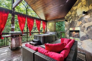 Property grounds - Love Me Smore in Hochatown/Broken Bow,OK (Broken Bow)