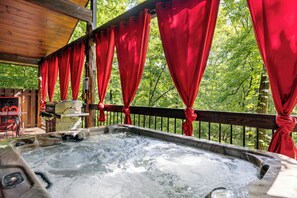 Outdoor spa tub - Love Me Smore in Hochatown/Broken Bow,OK (Broken Bow)