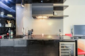 Fridge, microwave, stovetop, dishwasher