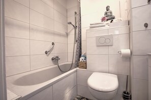 シャワー付き浴槽、ヘアドライヤー、タオル、石鹸