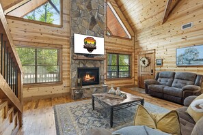 Een televisie en een open haard