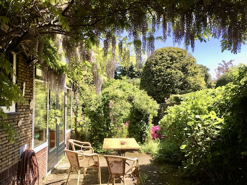 CLASSIC HOME: Oasis Near Amsterdam, Beach, Formula 1, +6 bikes