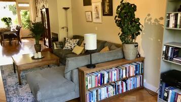 Smart-TV, Kamin, Tischtennisplatte, Musikbibliothek