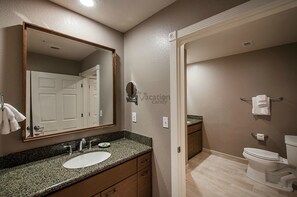 Dusche, Whirlpool, Haartrockner, Handtücher