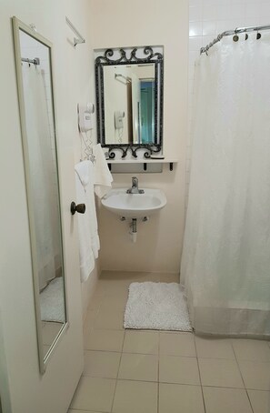 Swimming pool Superior with king bed and kitchenette | Décor unique, ameublement unique, bureau