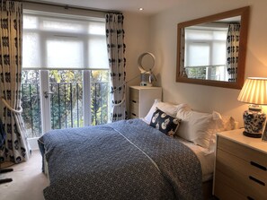 3 chambres, coffre-fort, bureau, fer et planche à repasser