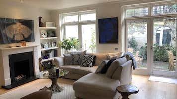 Smart TV, fireplace, music library, stereo