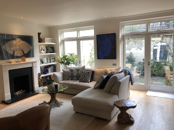 Smart TV, fireplace, music library, stereo - Pretty white stucco detached house in the heart of Little Venice (London)