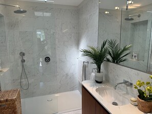 Baignoire, articles de toilette écologiques, séchoir à cheveux