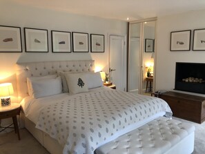 3 bedrooms, in-room safe, desk, iron/ironing board - Pretty white stucco detached house in the heart of Little Venice (London)