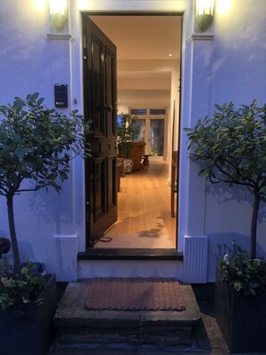 Exterior detail - Pretty white stucco detached house in the heart of Little Venice (London)