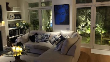 Smart TV, caminetto, biblioteca musicale, impianto stereo