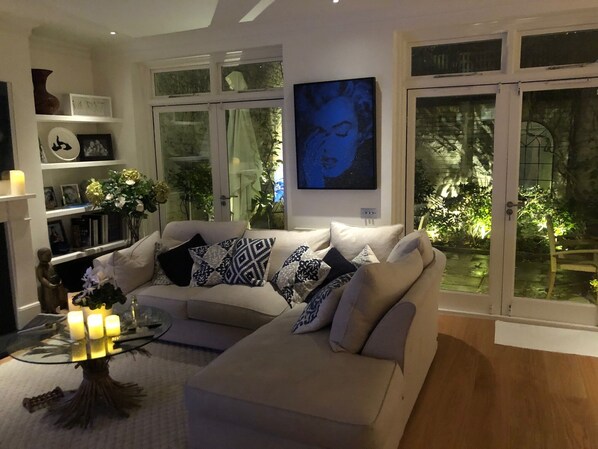 Smart TV, lareira, biblioteca musical, aparelho de som