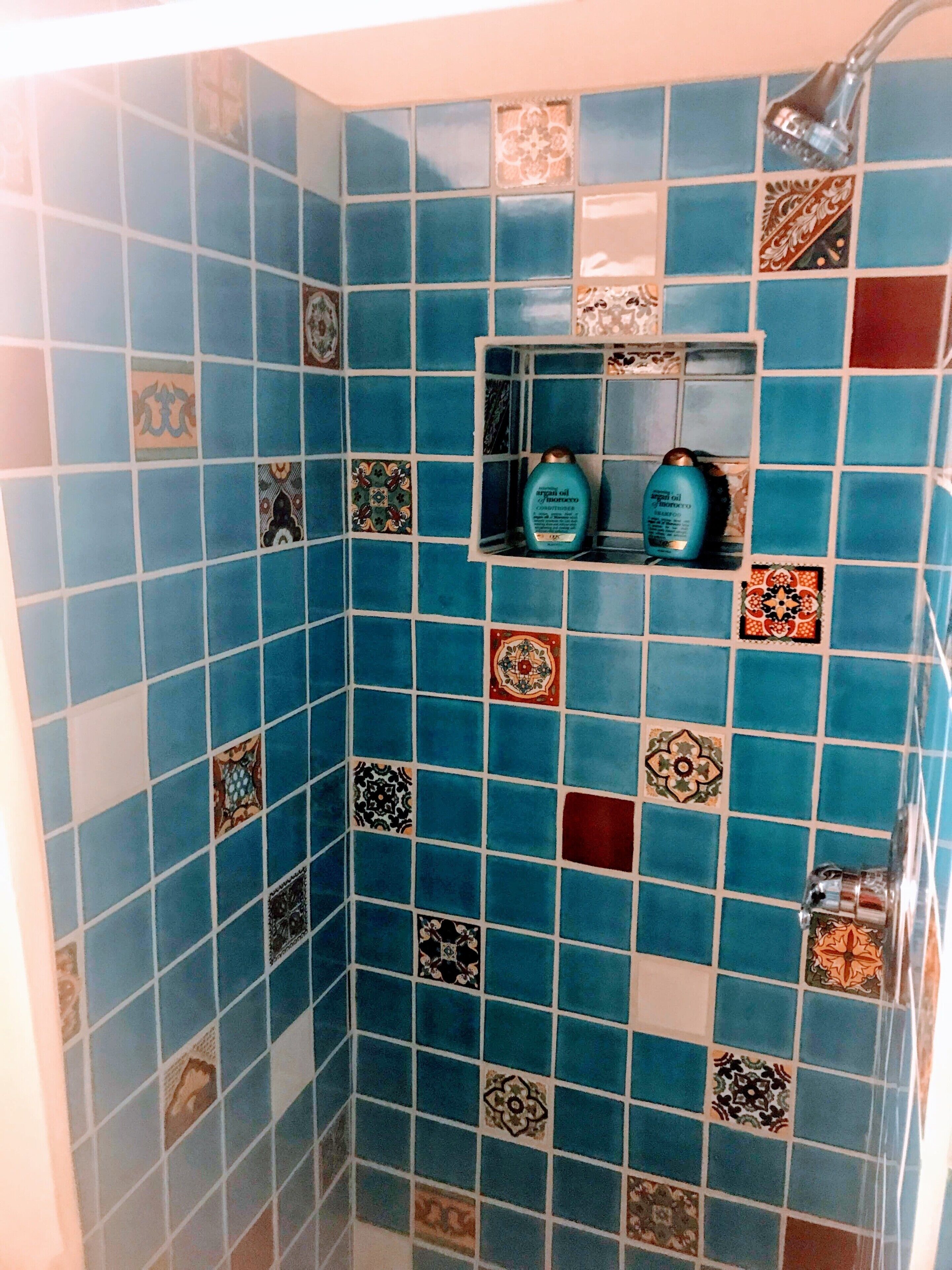 Een douche, een haardroger, handdoeken, zeep