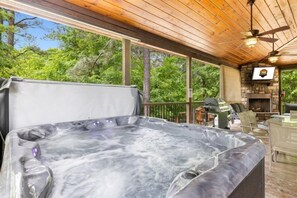 Indoor spa tub - Dreams Come True in Hochatown/Broken Bow, OK! (Broken Bow)