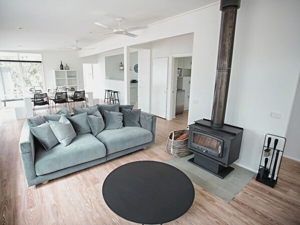 Smart TV, fireplace - LONSDALE ON GLANEUSE (Point Lonsdale)