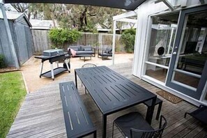 Outdoor dining - LONSDALE ON GLANEUSE (Point Lonsdale)