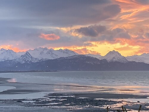 Bungalow by Bishop's Beach! Great Beach access, Wonderful View, Family Friendly