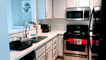 Luxury Apartment, 2 Bedrooms | Private kitchen | Fridge, microwave, oven, dishwasher