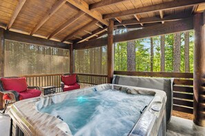 Outdoor spa tub - The ZaZa in Hochatown/Broken Bow, OK (Broken Bow)