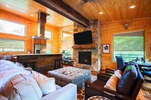 Una televisión, una chimenea