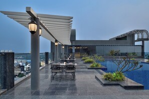 Lobby lounge, poolside views, open daily - Le Meridien Hyderabad (Hyderabad)